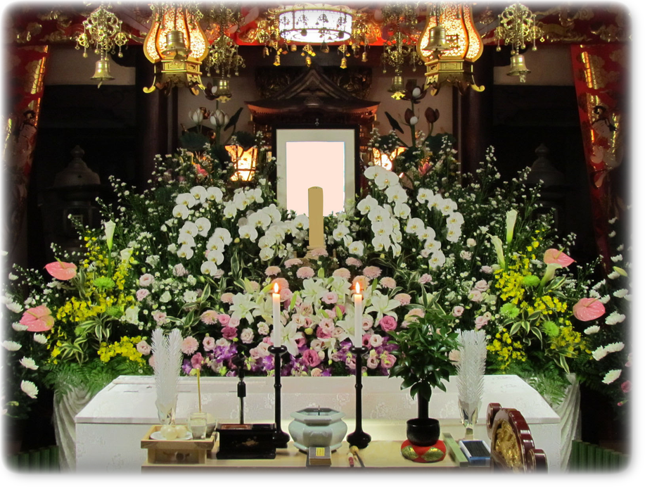 家族葬を小田原市内のご寺院にて。生花祭壇で執り行いました