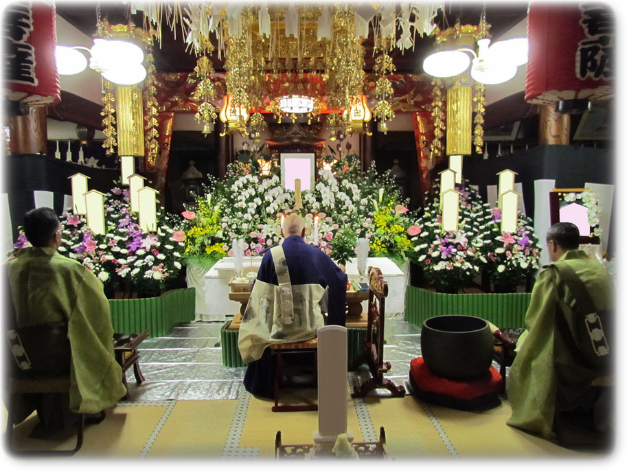 小田原市内のご寺院にて家族葬。生花祭壇飾り