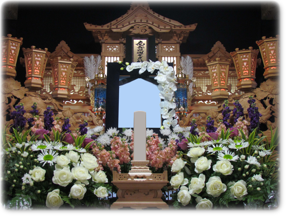 伝統的な白木祭壇に、ご遺影前 生花装飾。低料金でも立派なお葬式。家族葬の小田原市民葬祭