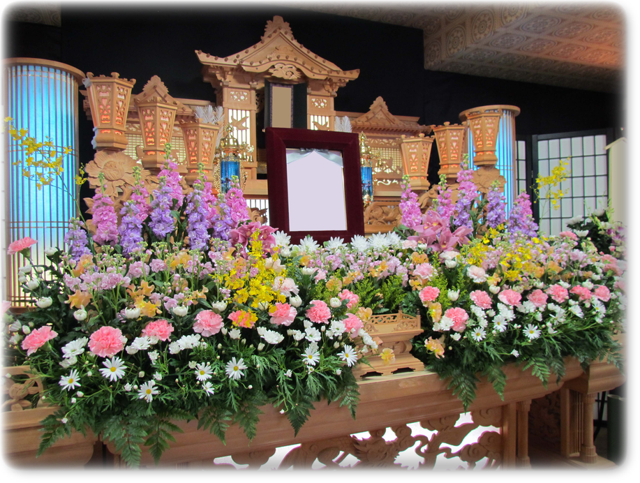 伝統的な白木祭壇に故人様のお好きでいられたお花でご遺影を装飾。家族葬の小田原市民葬市、小田葬会館にて執り行いました。