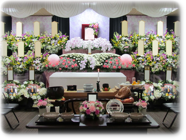 「市民葬祭の花鳥風月」黄色・ピンク・白色で女性らしく生花祭壇と洋花生花をお飾り致しました。この胡蝶蘭を沢山使用した祭壇は、ご利用頂きました多くの方々より好評を頂いております。男性のお式は白木祭壇のご利用が多く、女性のお式では生花祭壇のご利用が多い様に感じます。