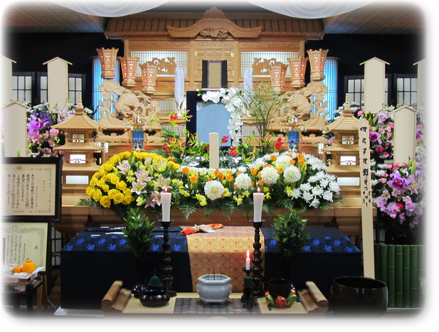 伝統の白木祭壇に壇上生花飾り。私共よりも感謝の思いを込め、御柩も上級のものをご用意させて頂きました。