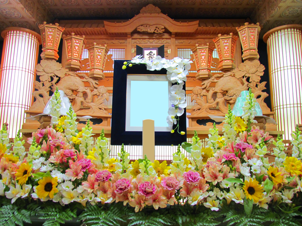 小田原市での家族葬は市民葬祭。近年では小規模で執り行うご葬儀を希望する方々がとても多く、この様にお花の装飾を選択なされる方々が非常に多くなりました。