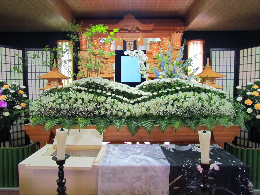 火葬式から家族葬、沢山のお花でお送りしたい。市民葬祭の生花祭壇　花鳥風月はオーダーメイドにて制作致しております。