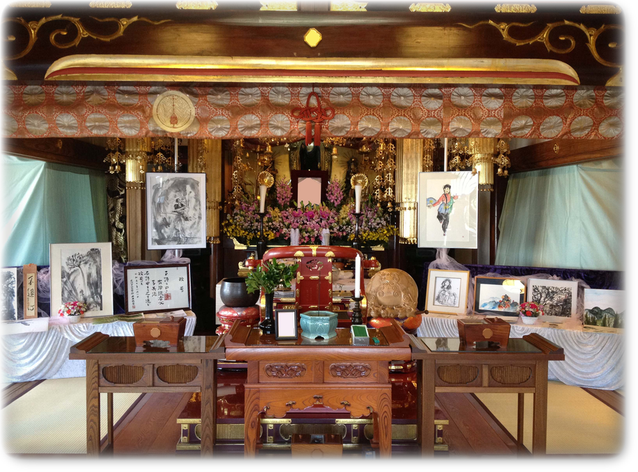 小田原市国府津にある寺院での家族葬。思いでコーナーではなく、祭壇の一部として飾らせて頂き、故人様をお偲び致しました。