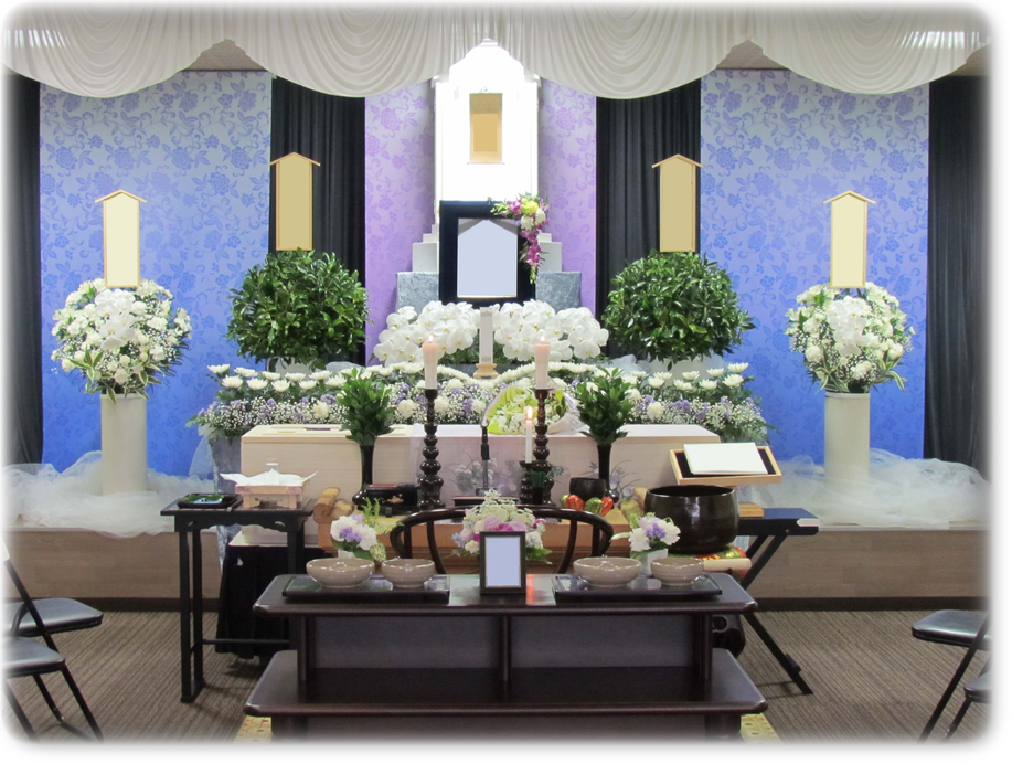 市民葬祭の家族葬は、生花祭壇を選ばれる方々が非常に多いです。各プラン毎に対応している花祭壇の『花鳥風月』是非ご覧下さい。創価学会 友人葬、白色をベースにした生花と白色の逗子祭壇、ご遺族・ご親族にて厳かに執り行われました