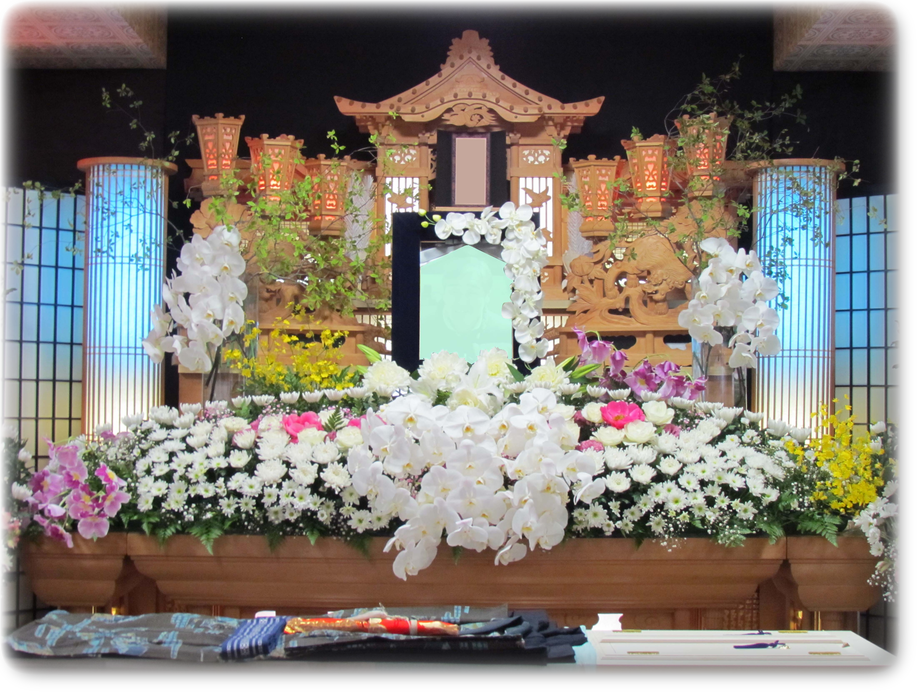 胡蝶蘭をポイントとした白木祭壇上 生花飾り。