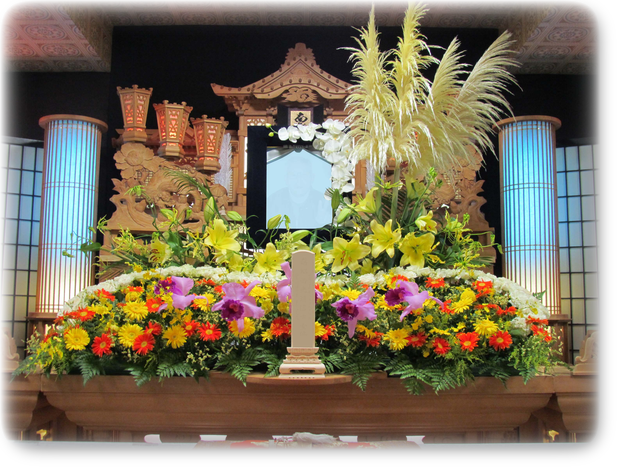 小田原市在住70代男性のご葬儀。生花装飾の色合いとデザイン、白木祭壇との相性も良く、大変喜ばれた祭壇となりました。家族葬