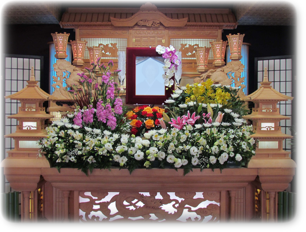10名様での家族葬。大正・昭和・平成と３つの時代を力強く歩まれた故人様。ご家族の思いを生花に込め古来からの白木祭壇に生花装飾を施しました。